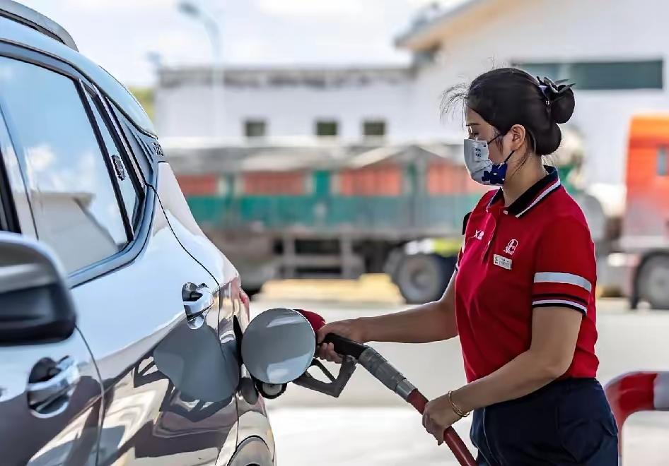 油价又涨了，
这一次最难受的不是加油站员工，也不是排队加油的车主，而是卖油车的4
