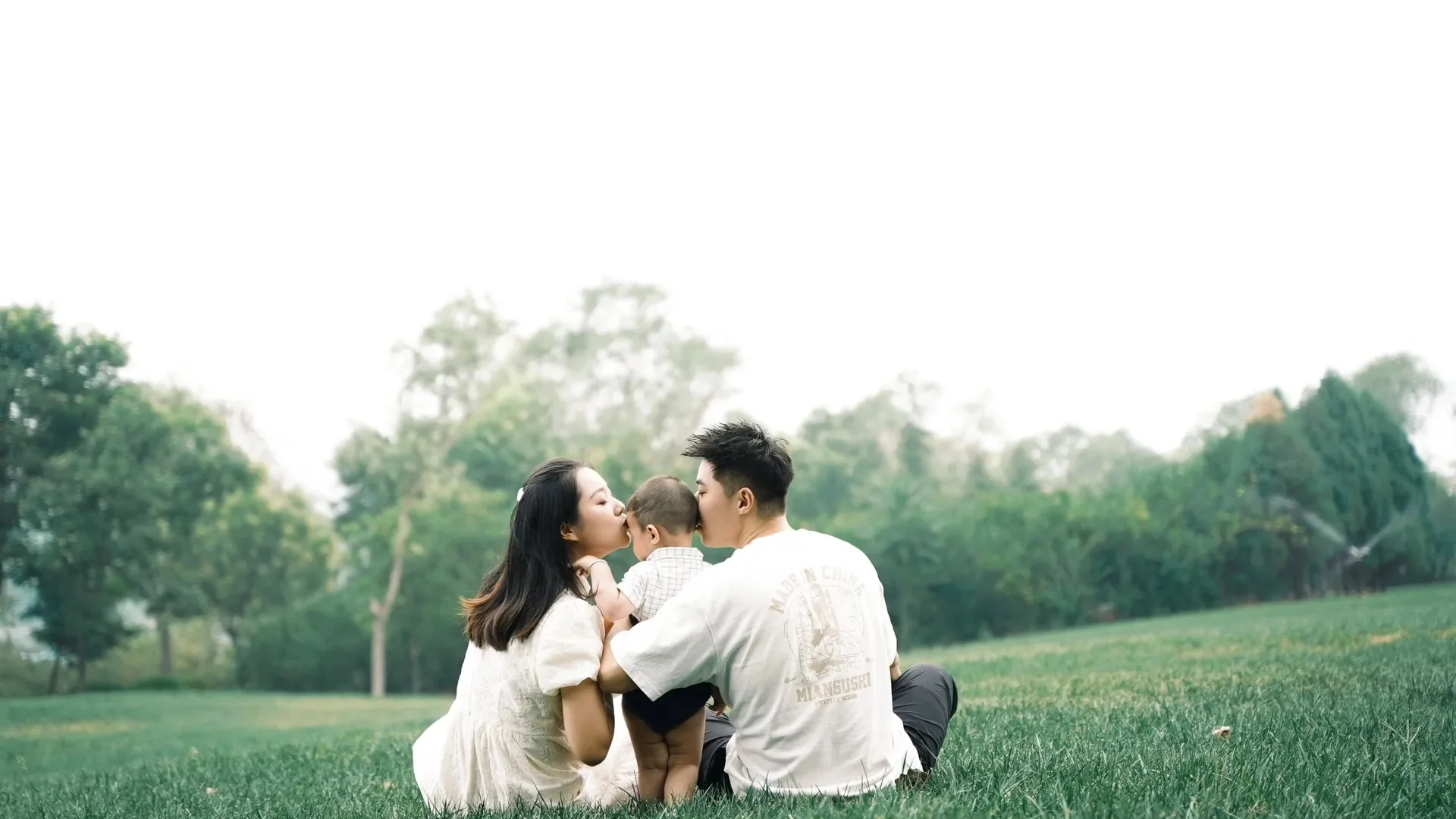 白百何一家三口：久违同框，爱与成长相伴 近日，白百何一家三口罕见现身街...