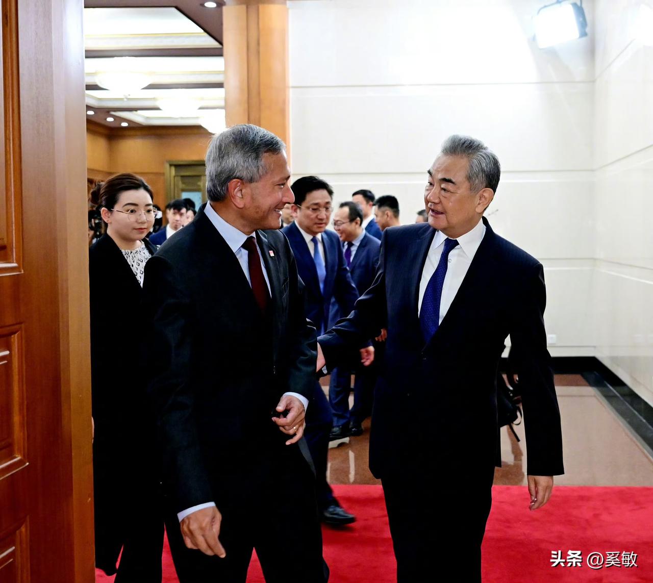 5月25日，新加坡外长维文与中国外长王毅在会谈中谈得很务实。消息显示，新方在会面