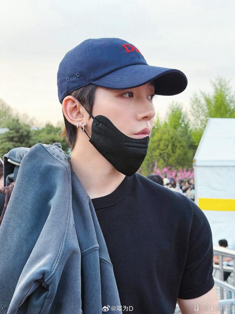 邓为和春天潦草合影邓为和春天合影邓为和春天潦草合影。帅帅，