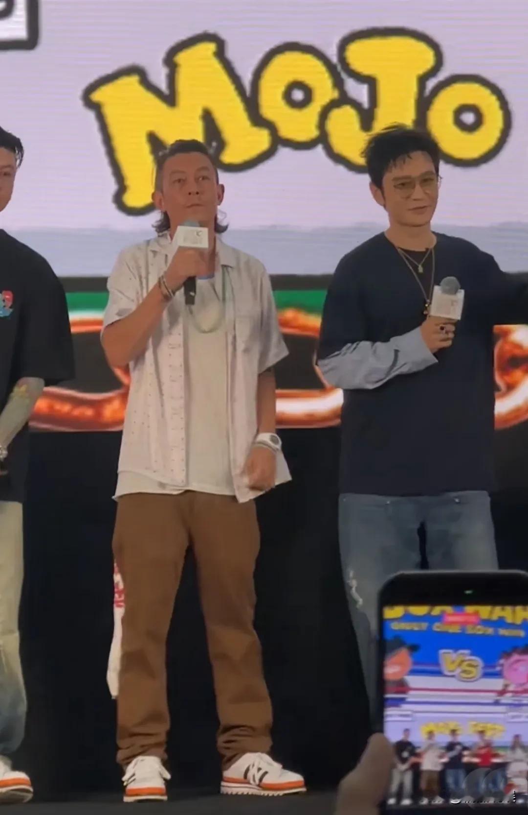 真是“没有对比就没有伤害”啊，看看黄晓明和陈冠希同台，突然发现，论“保养”的重要