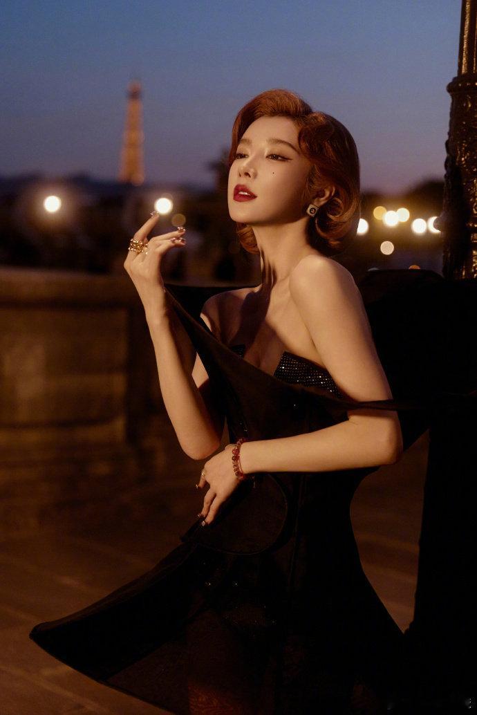 戴燕妮好敢穿戴燕妮 玛丽莲梦妮   巴黎高定周的第四套造型太吸睛了，真的好敢穿！