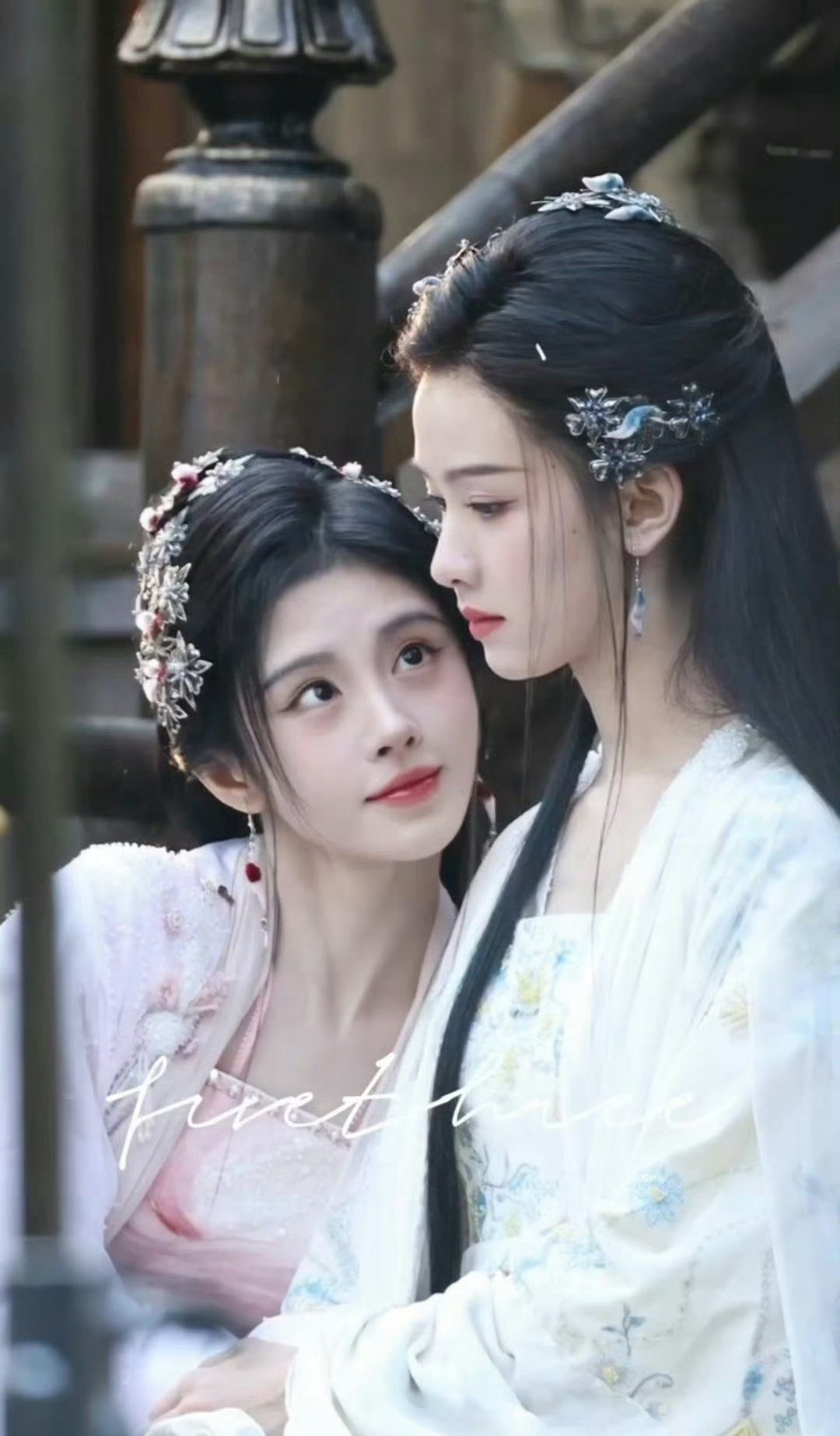 鞠婧祎陈都灵你俩就当是为了亲一个吧 