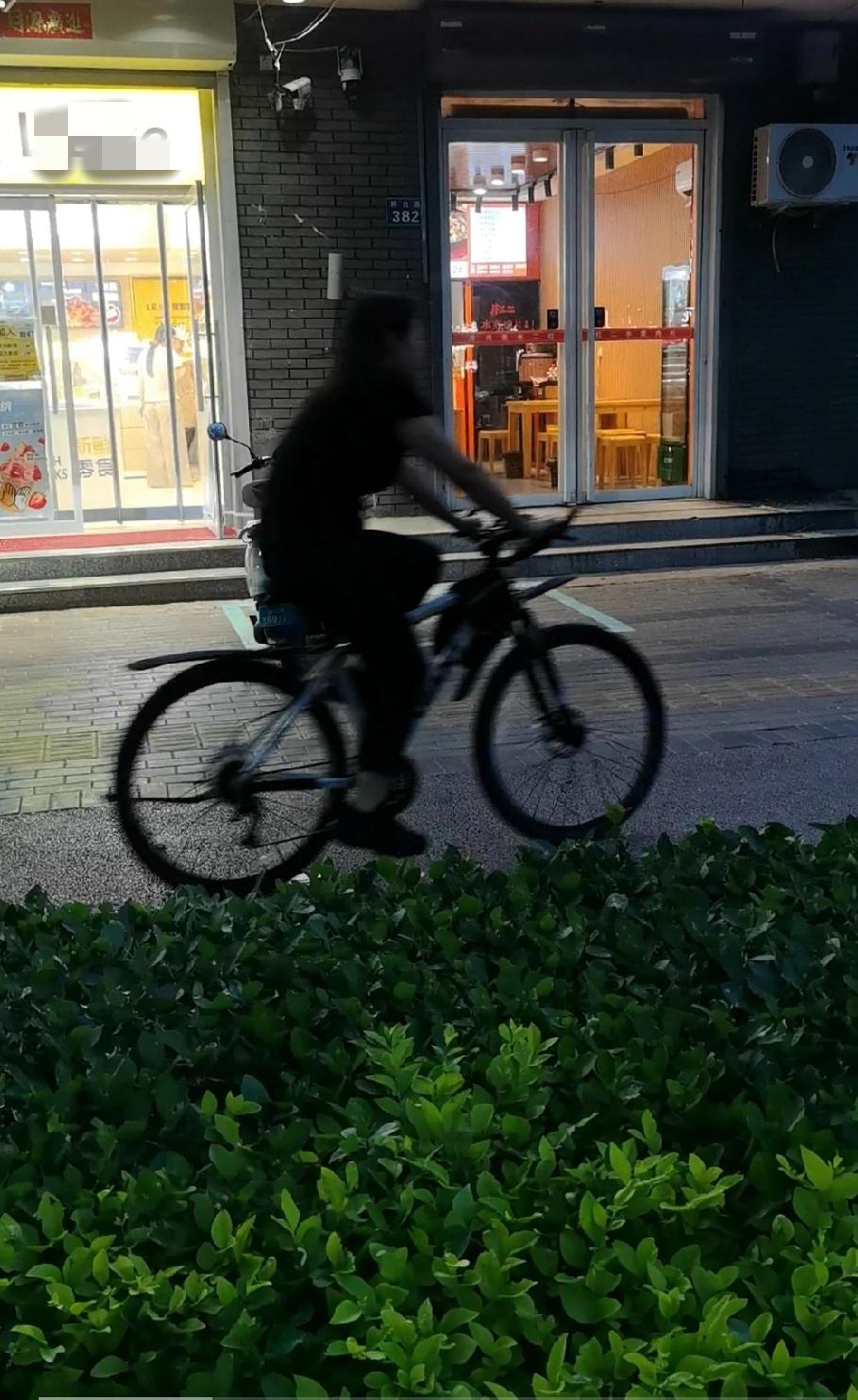 一个哥们，三十多岁了，经常喊出去玩。他在办公室待不住，有空就喜欢在外面转悠。他说