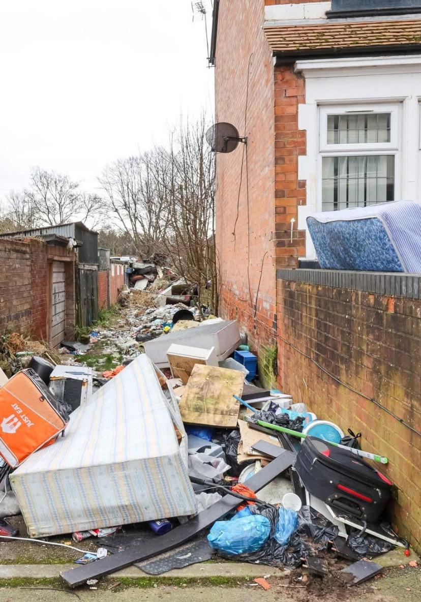 最近在英国拍摄的照片，地点是一个市中心周边的居民区，由于缺少管理，满地都是垃圾。
