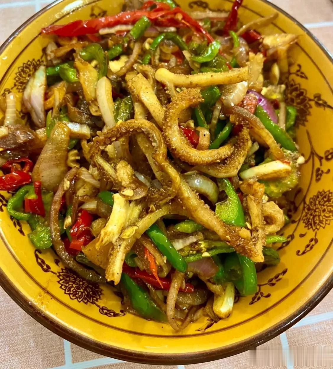 #乌鲁木齐头条# 这家拌面开了有小十年了，店铺不大，七八张桌子，来吃饭的不是出租