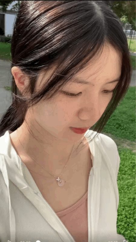 图一：素颜颜值很高的小姐姐，不夸张的说这个妹子的颜值起码达到90分吧？
图二：天