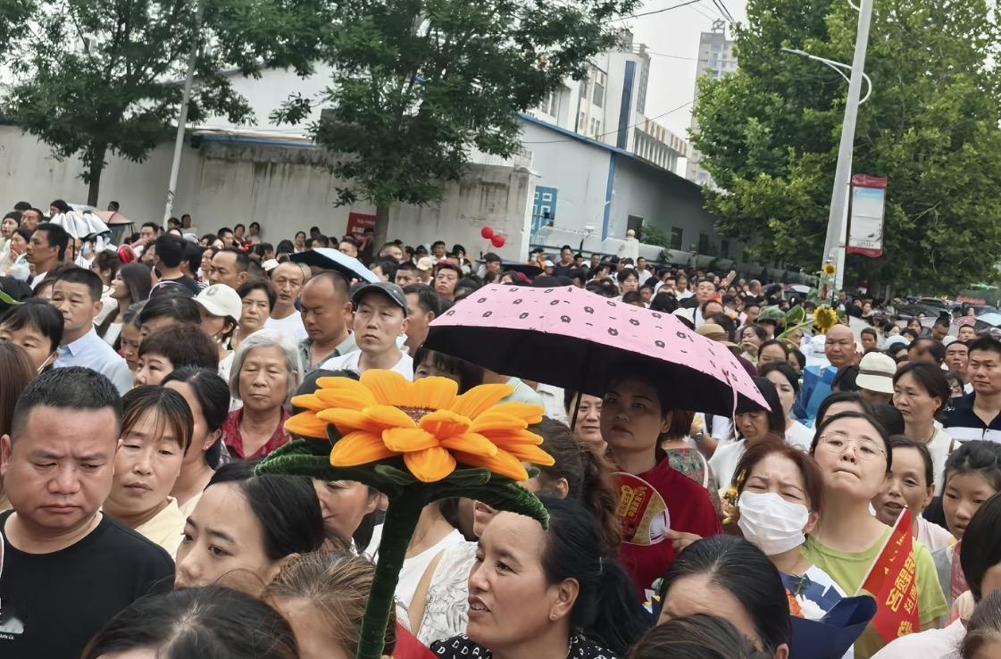 为了保障高考的绝对公平，能不能全国都用一套试卷？
每年高考的时候，都有类似话题的