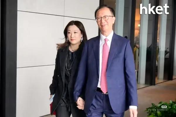 关于港圈上流聚会
最近在港圈有特首有司长局长各位商界大佬出席的高端名流聚会中伏明
