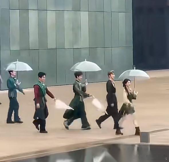 5月16日，李晨，大哥还得是大哥！跑男路透，李晨没有伞，接过李昀锐送过来的伞后，