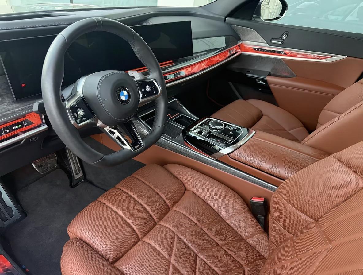 《退役试驾车》车型：740Li 尊享M运动套装外观内饰：碧玺灰/松露褐里程数：2