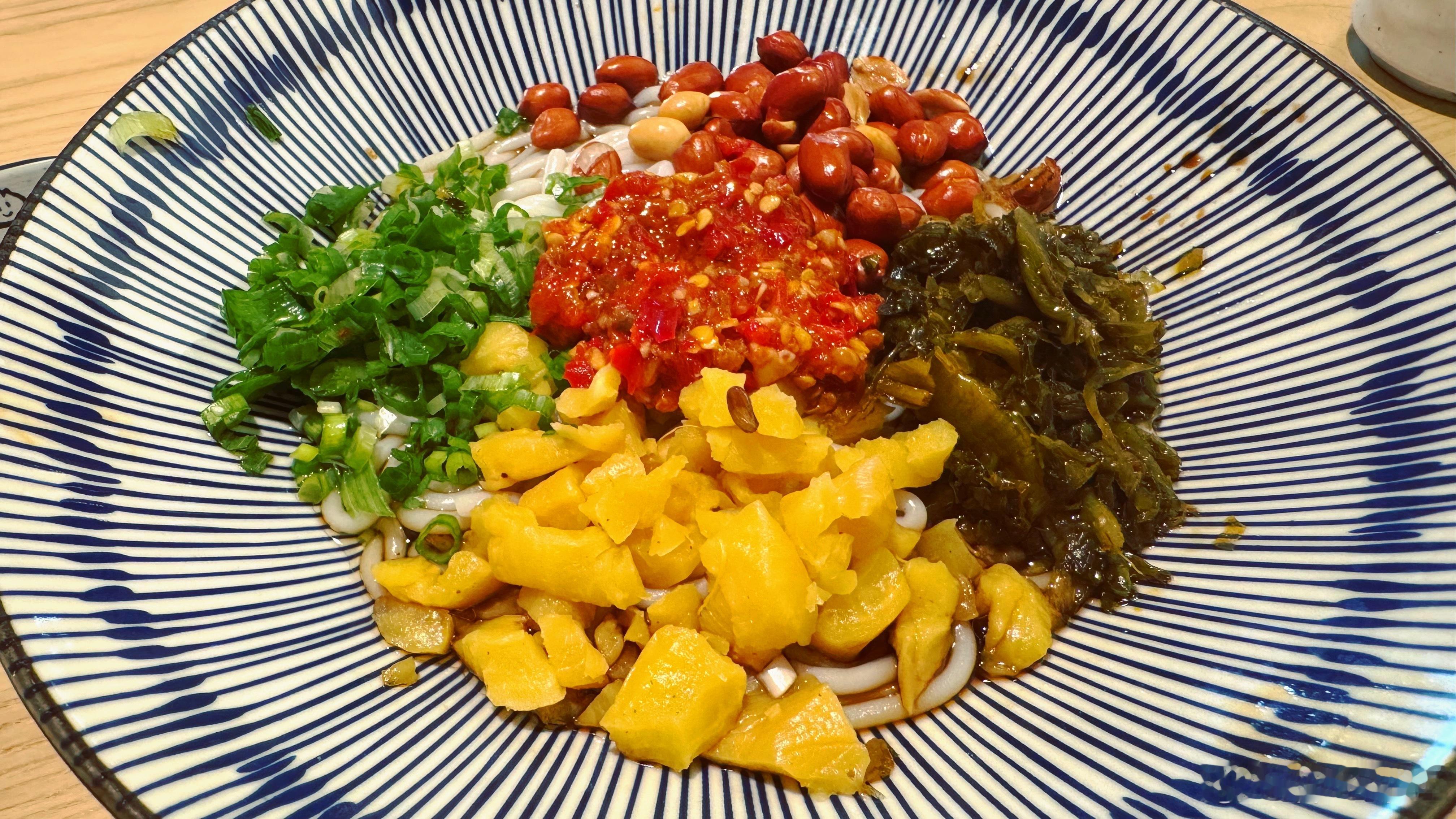 早上吃个新中式brunch[馋嘴]第一张图说是南昌拌粉，味道也挺好，不过我猜也不