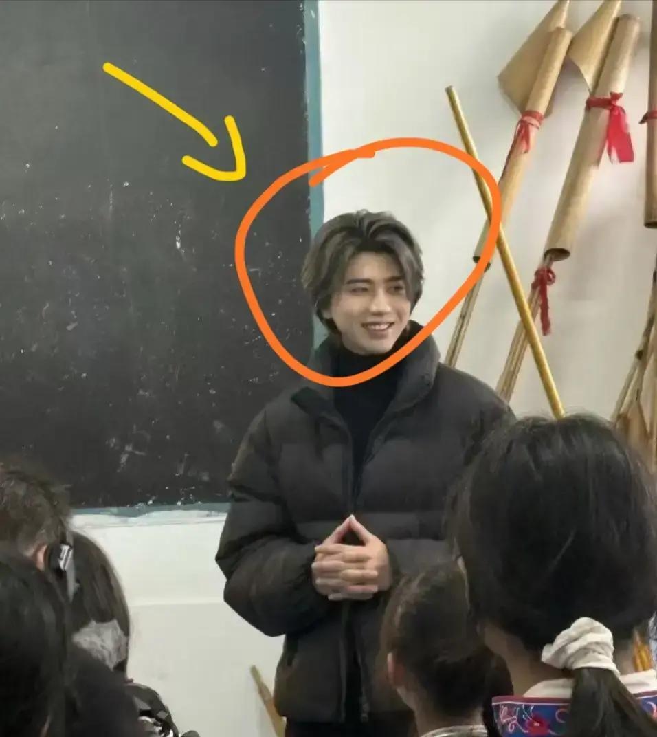 蔡徐坤这次进山，一个摄影师都没带。
 
不是团队，没有镜头，甚至没人认出他来。他