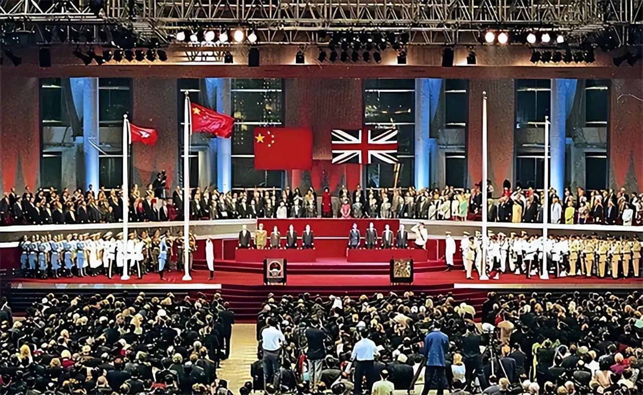 当年条约写得明明白白，香港岛是永久割让给英国的土地，按照近代殖民世界的惯例，割出