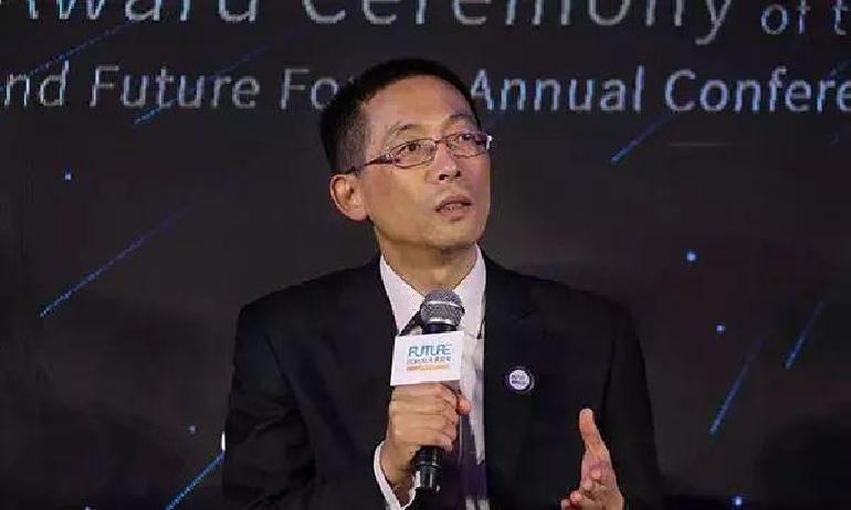 果不其然。
 
中国科学家施一公突然发声了。
 
他说清华大量高考状元转向经管，