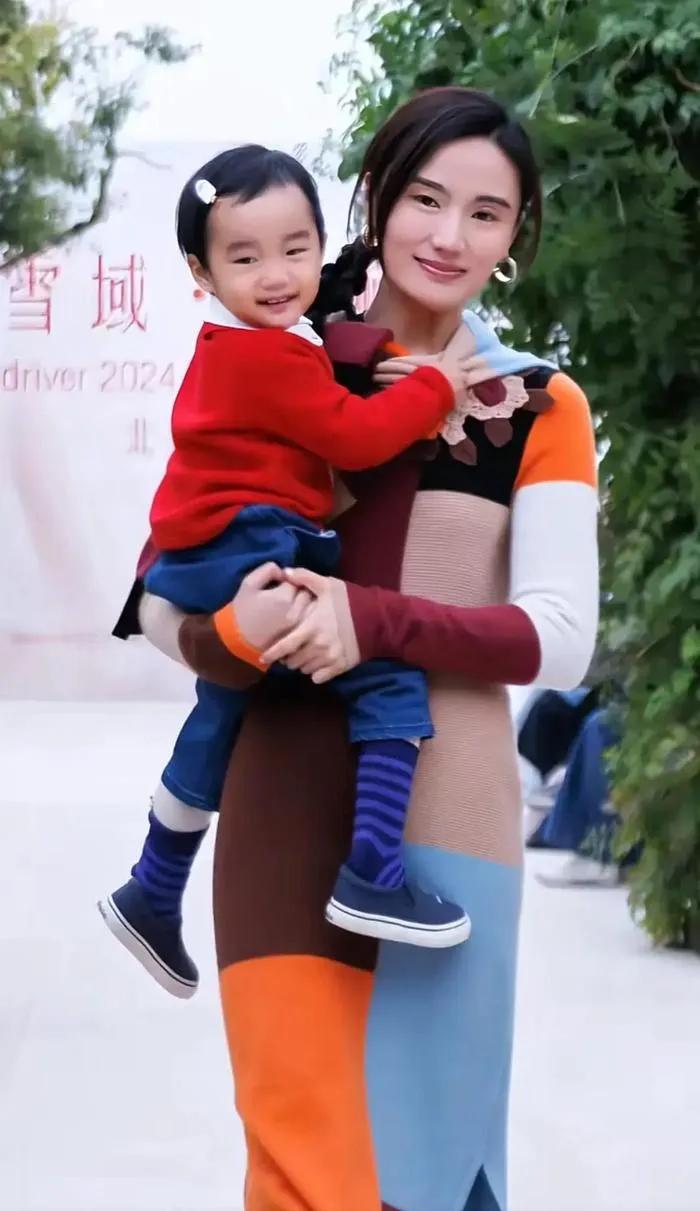 李亚鹏和海哈金喜的女儿已经两岁了，五官和妈妈长得一模一样。海哈金喜也是个演员，演