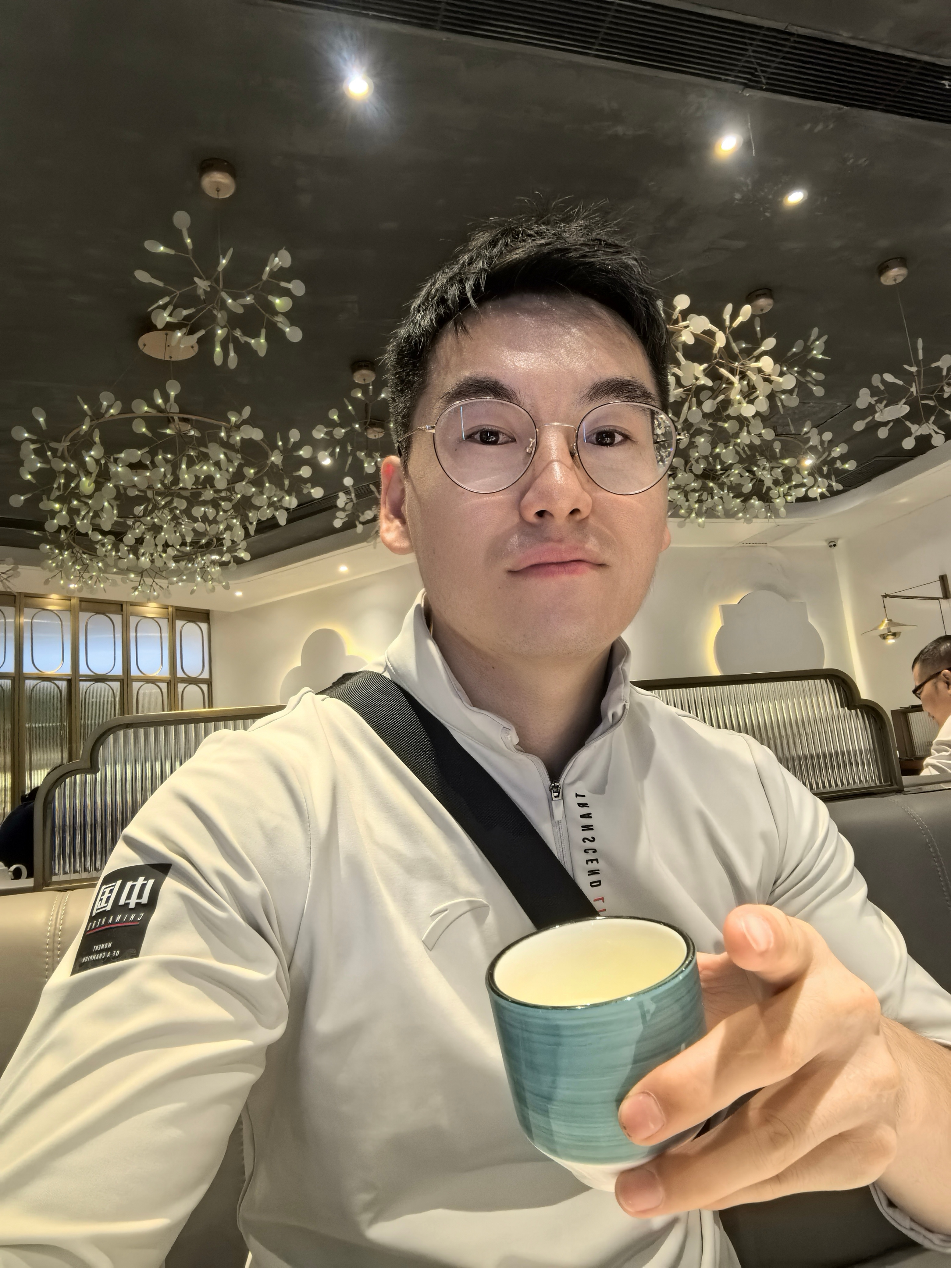 下了一天的雨，晚上出来遛街又见小蛮腰[月亮]  ​​​