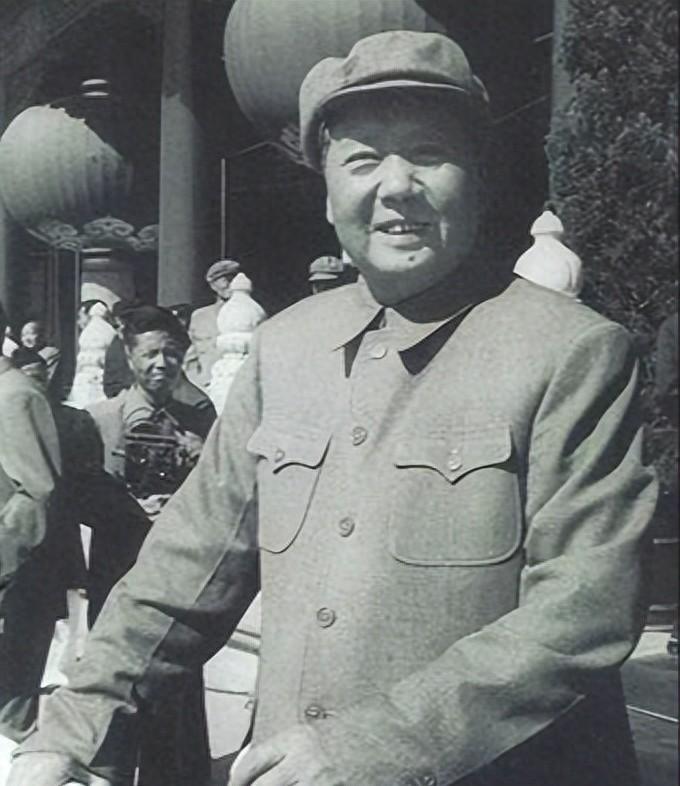 1954年毛泽东家宴上，郑洞国因迟到几分钟，主席为何突然询问其年龄？
1933年