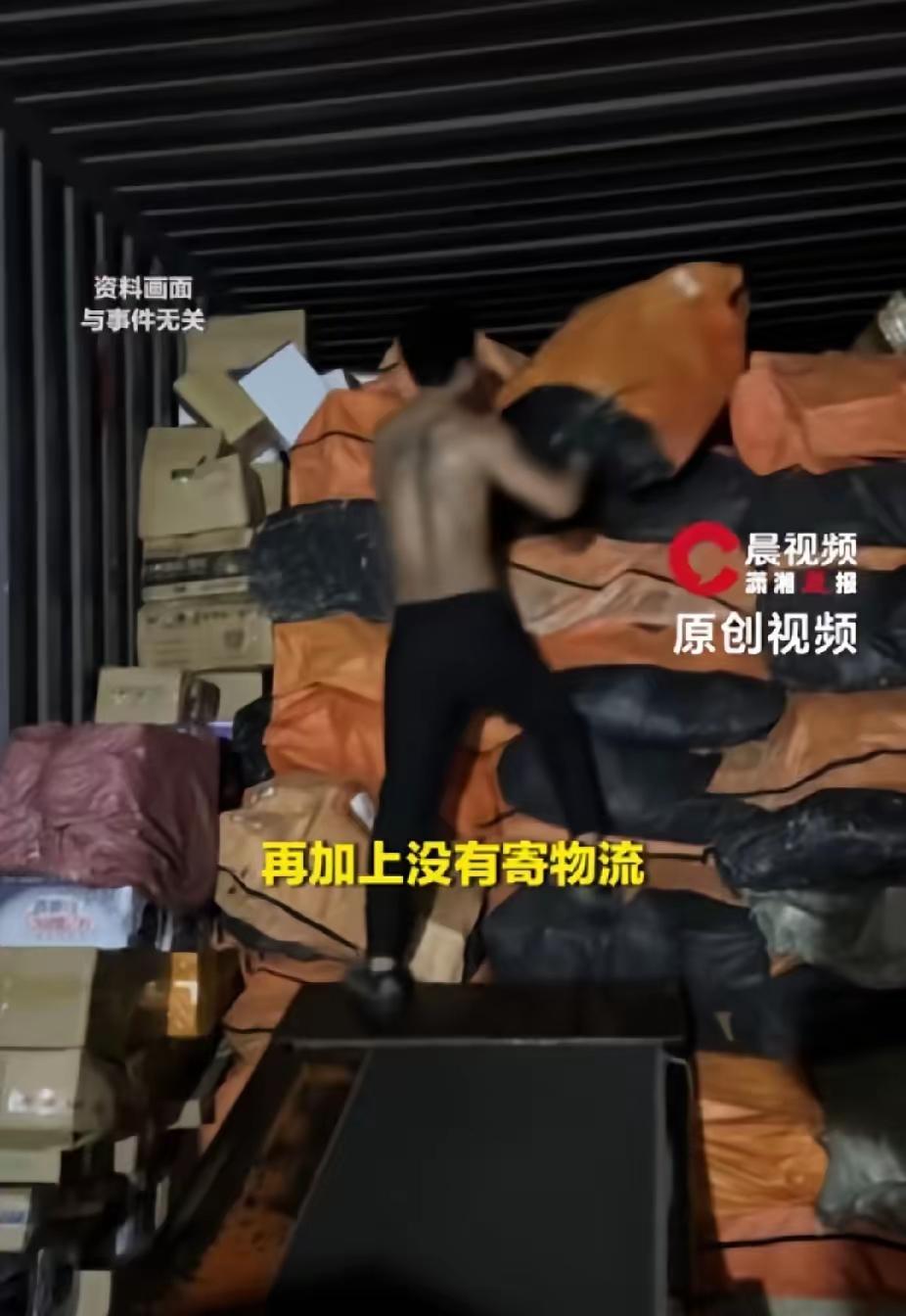 笑不活了！女生毕业寄12个包裹花1104元，妈妈看后直呼：太吓人不敢拆
 
又到