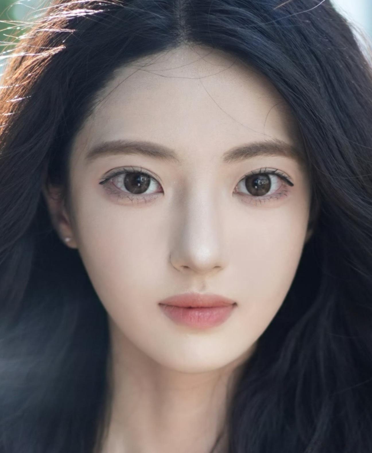 美女确实一点都不会化妆 ​​​