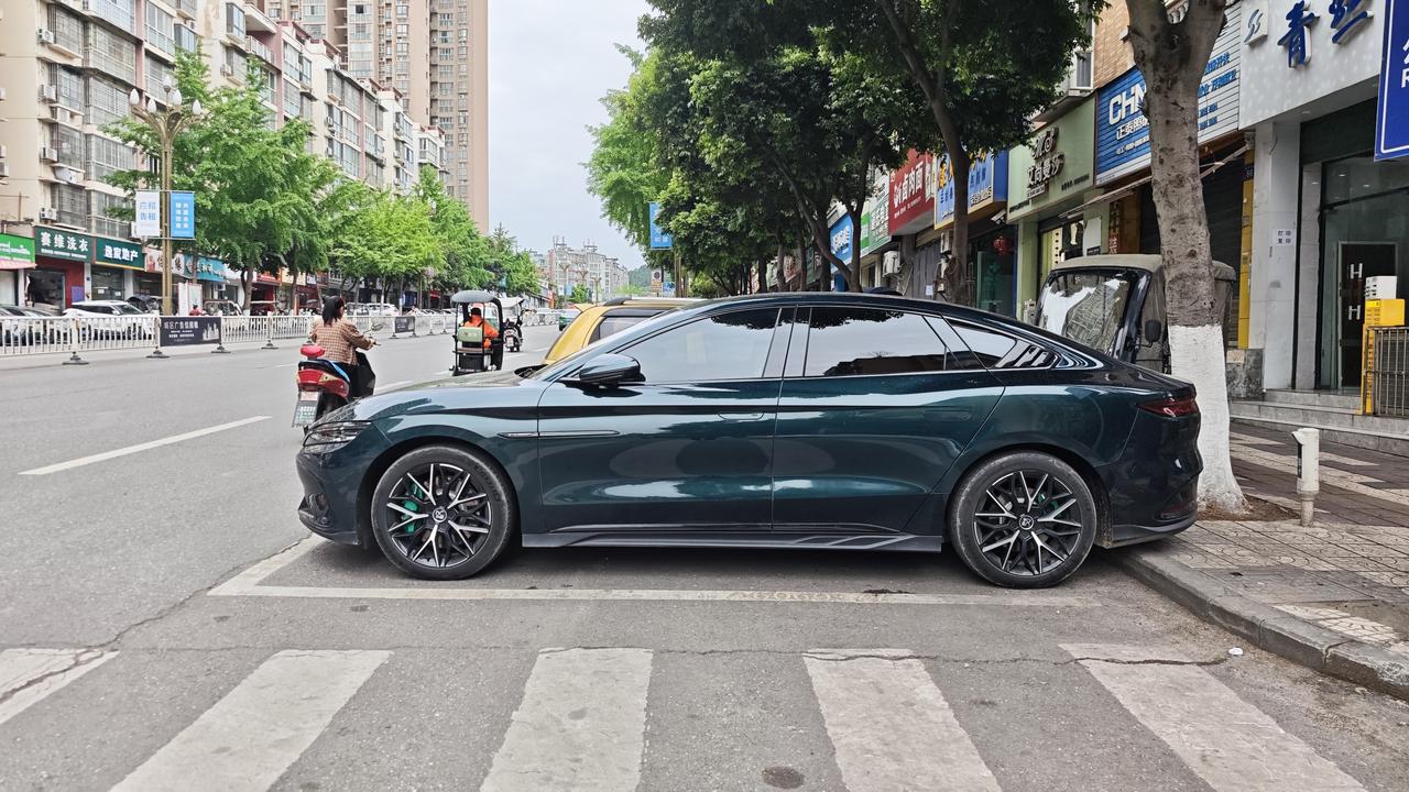 路遇一辆比亚迪汉千山翠，这个可是国产新能源里的经典限量款！当年它一上市有火得一塌