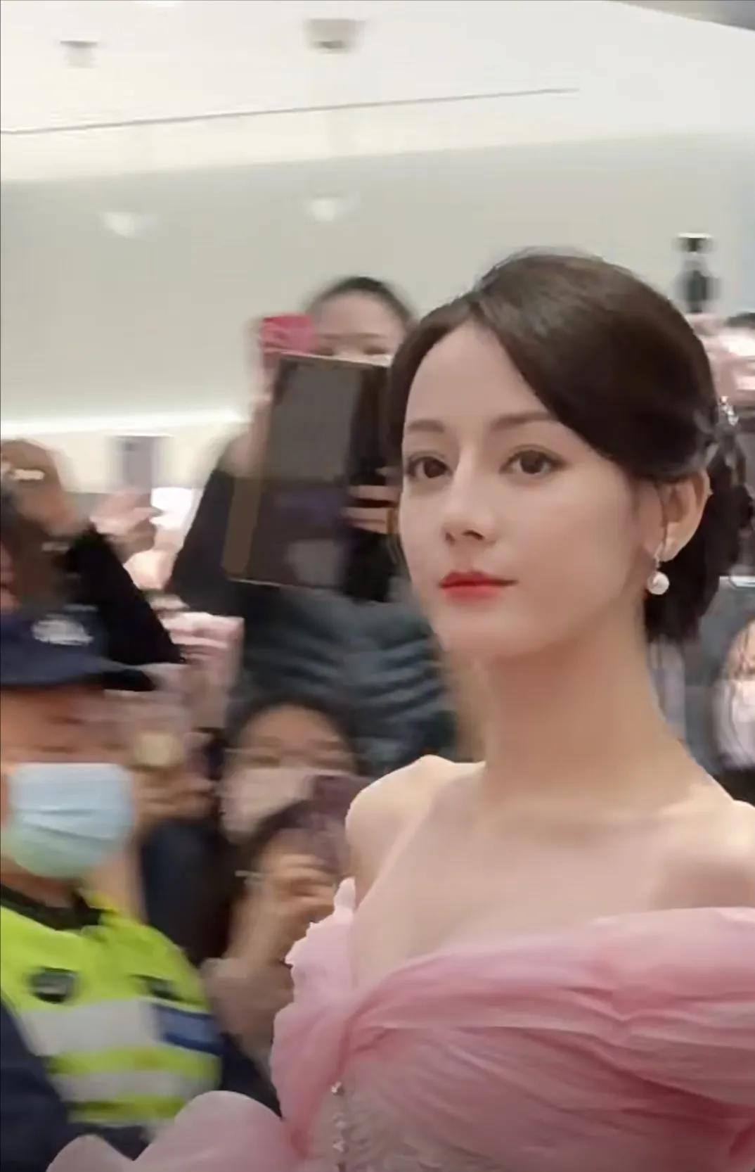 迪丽热巴深圳龙华天虹线下活动，穿了一袭粉色蓬蓬连衣裙，好美好仙呀，比模特还驾驭的