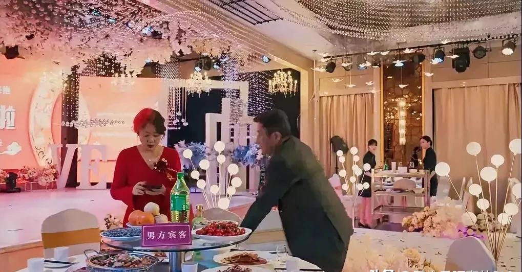 第一集闫妮就像被命运按了快进键：四段婚姻，四个姓，赵钱孙李轮着来。
你以为是狗血