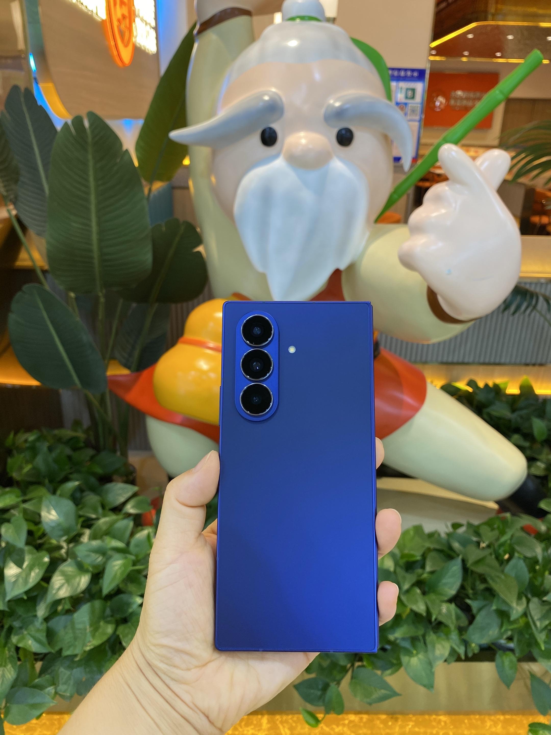 三星 fold7暗影蓝这次真的美得惊为天人，一上手就被轻薄感惊到了，体...