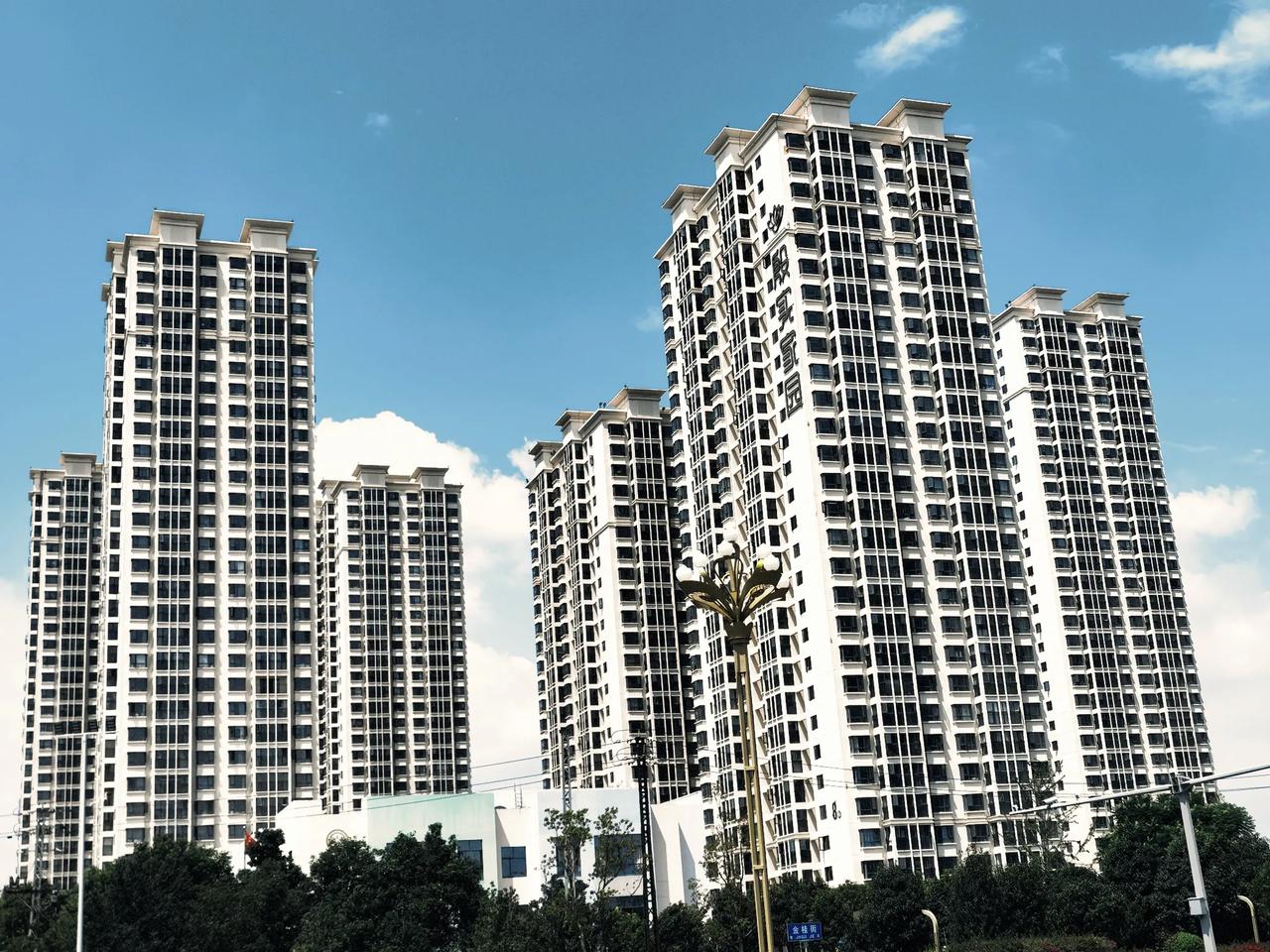 呈贡斗南花卉市场旁边的这个小区，叫殷实家园，听这个小区的名字像一个回迁房小区，到