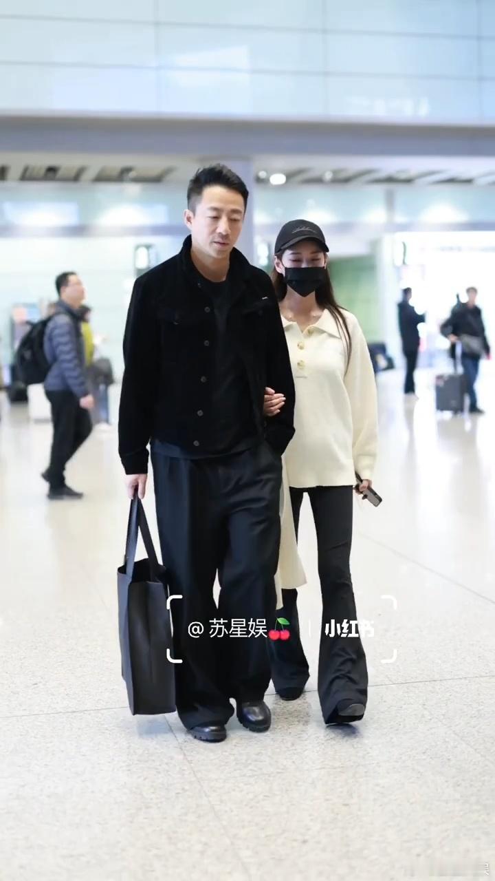 马筱梅现身机场，肚子四五个月了吧 