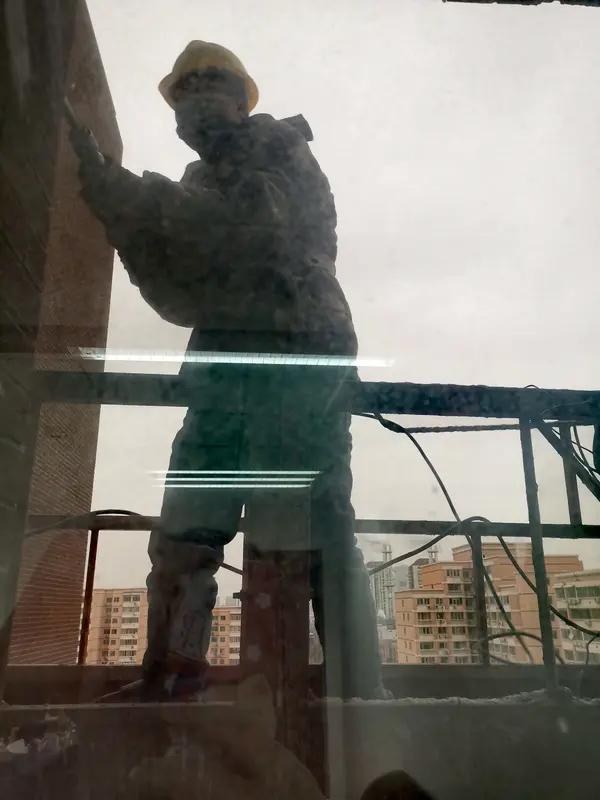 包工头找的俩临时工，辛辛苦苦干了三天，活终于干完了，可谈好的三千块钱，包工头却拖