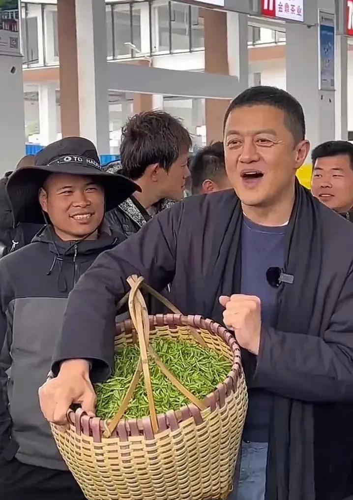 这小哥眼神简直绝了！这位小哥看李亚鹏的眼神，是羡慕还是崇拜？还是其他什么？
#妙
