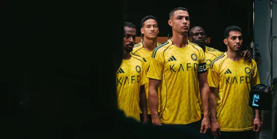 C罗赛季新球衣发布现场的神图