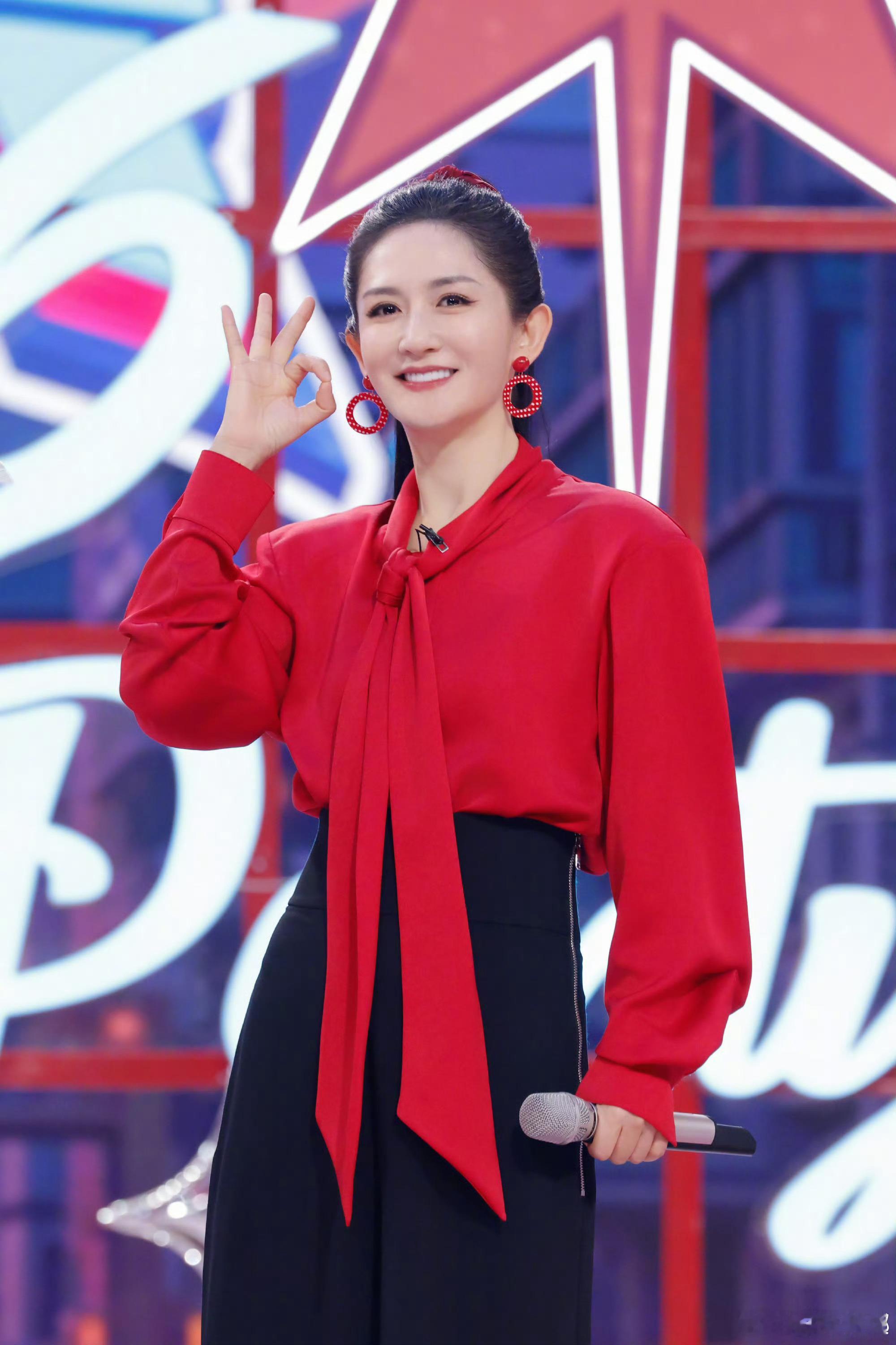 谢娜今晚复古风拿捏谢娜复古风拿捏谢娜周末快乐暑假快乐，复古风拿捏，[太开心][太
