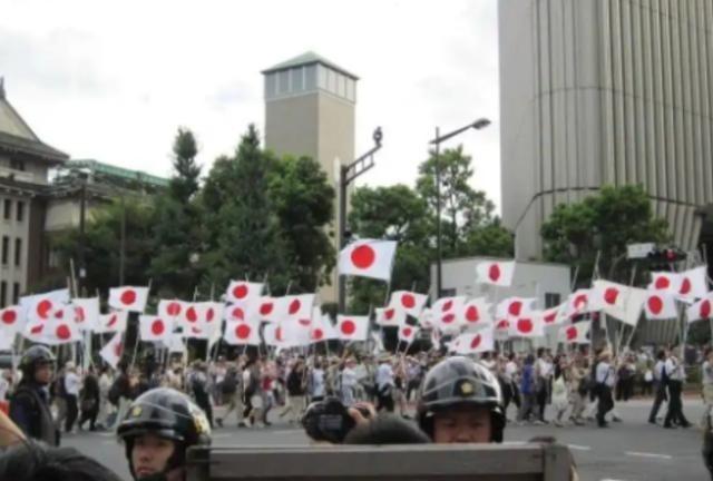 为什么现在 日本 越来越猖狂？一位日本老人一语道破：“日本之所以敢跟中国叫板，说