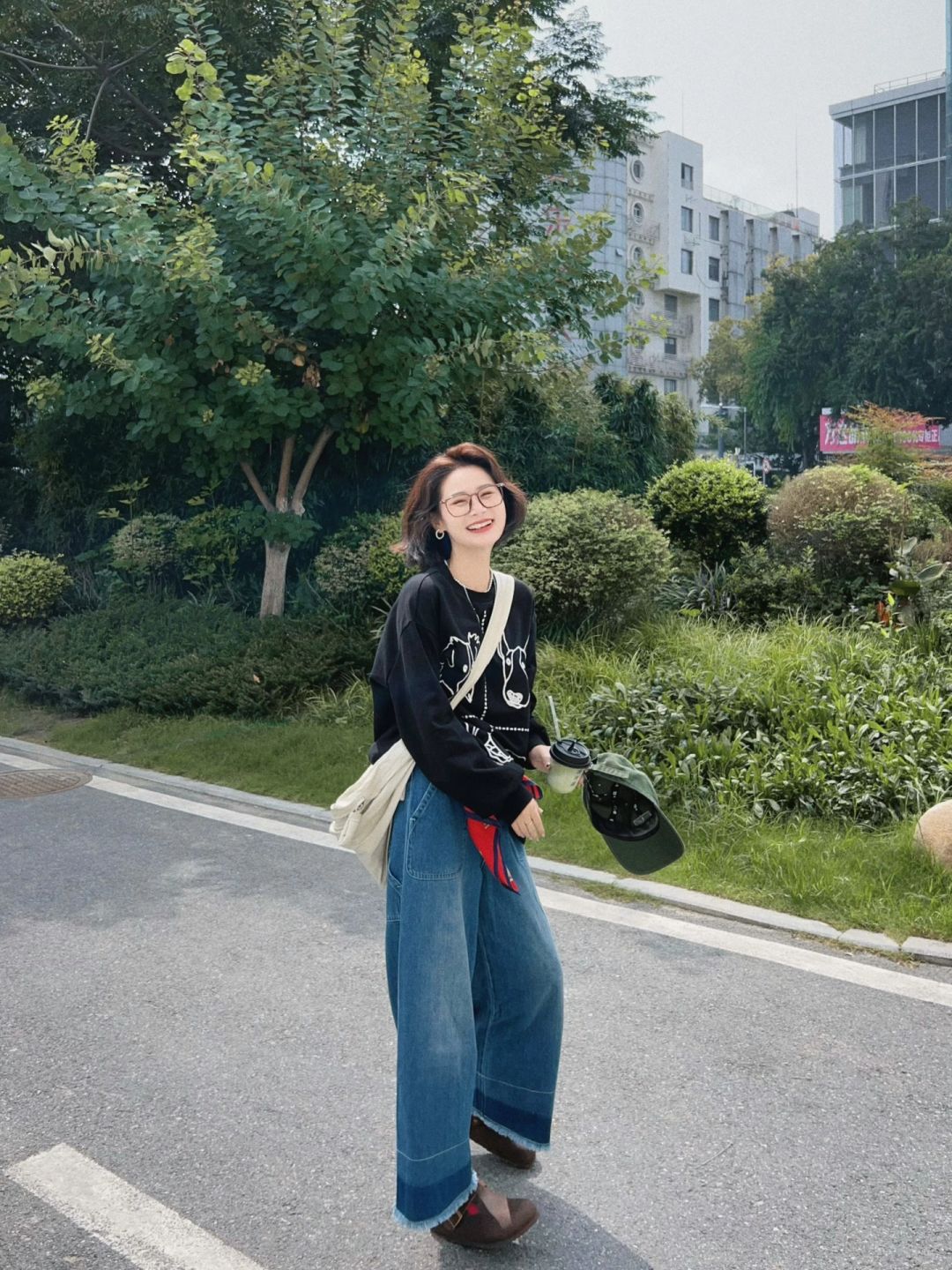 今天的秋天是：卫衣和落叶给的🍂