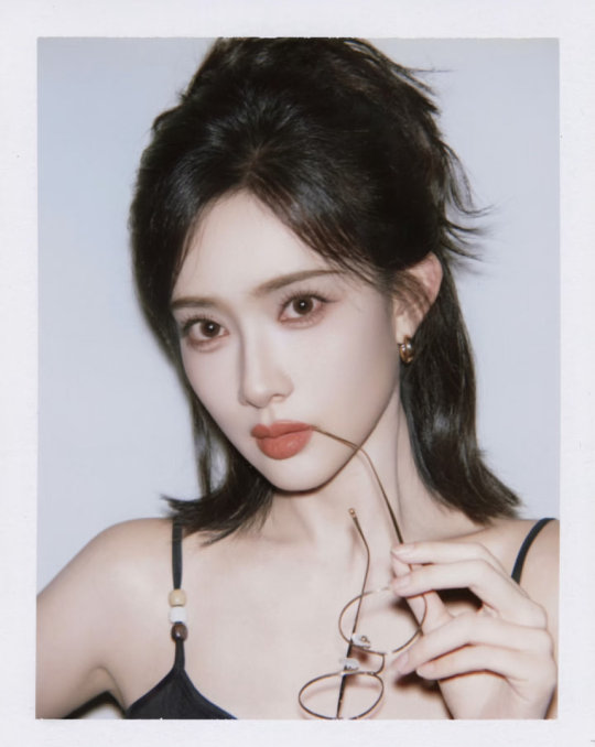 孟子义戴眼镜古早感真的被孟子义眼镜造型惊艳到！一改以往明艳大美女的风格，满满的古