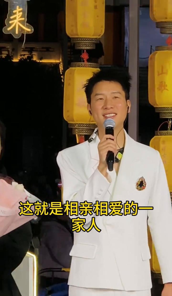 主持人大喊“一家人”，善喜团队攥紧拳头，指甲陷进掌心。
龙哥挑人，先看伤疤。
三