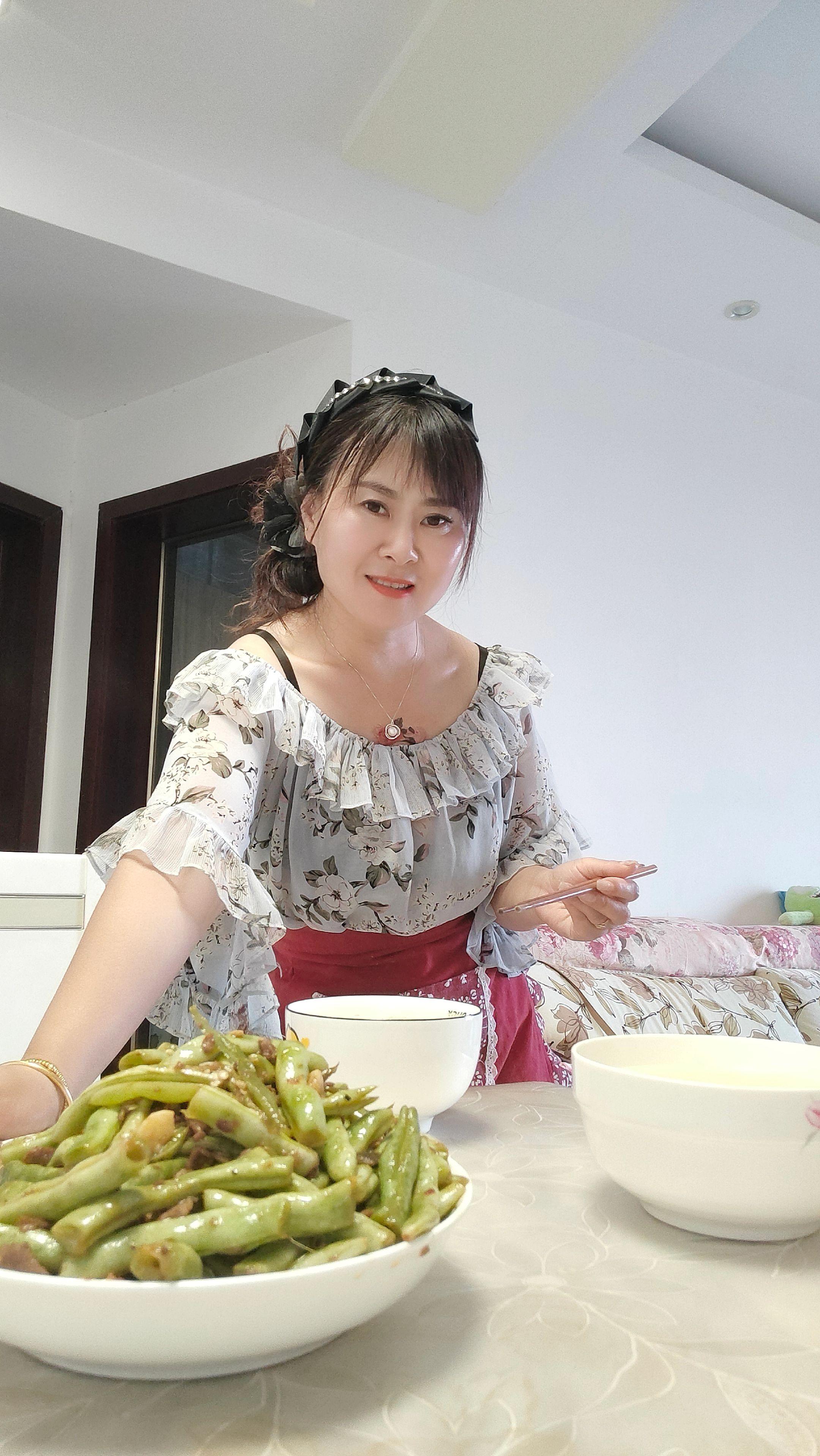 人 这一辈子有苦有乐，一定把心放宽。好好善待自己。除了健康。什么都不是...