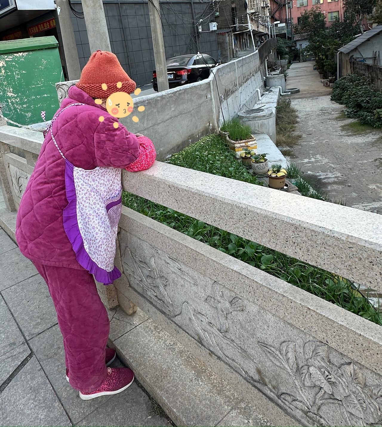 母亲撞伤后的第六天。
中午11:30，估计母亲已经吃午饭了，正好过去伺候她吃午饭