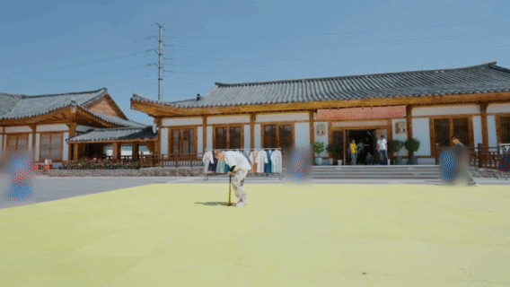 鹿晗转完圈倒头就睡鹿晗本命年也得穿红裤头 红色内裤边露出来了 