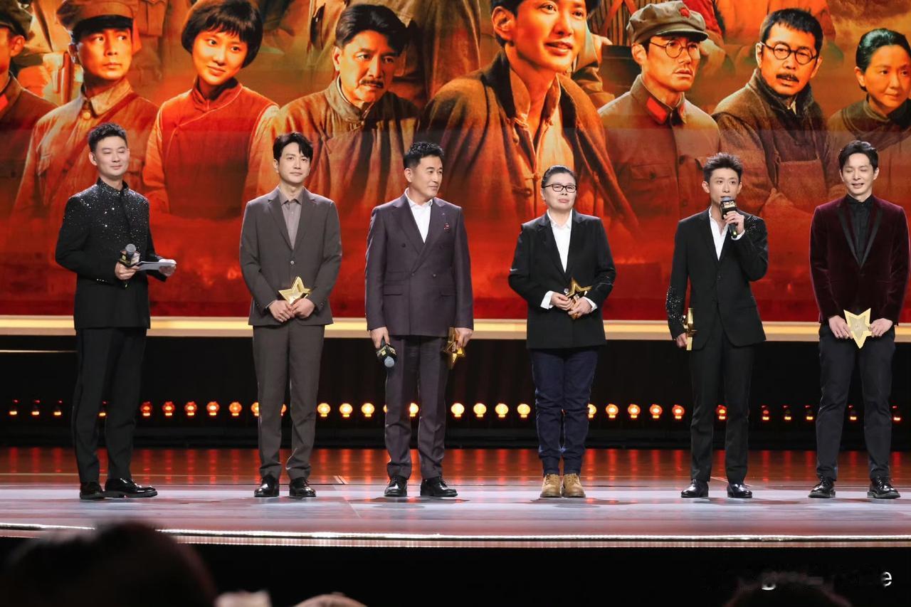 12月17日，许久不见！张一山越来越红了！
张一山随革命历史剧《浴血荣光》剧组亮