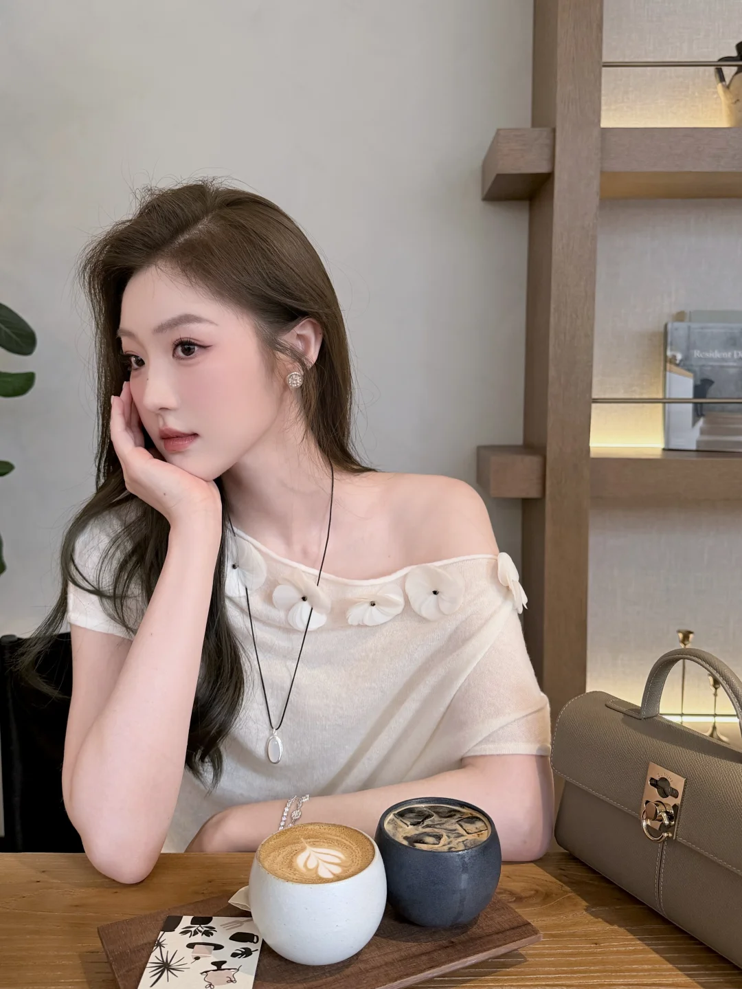 穿了一件漂亮小上衣‎✿  ྀི
