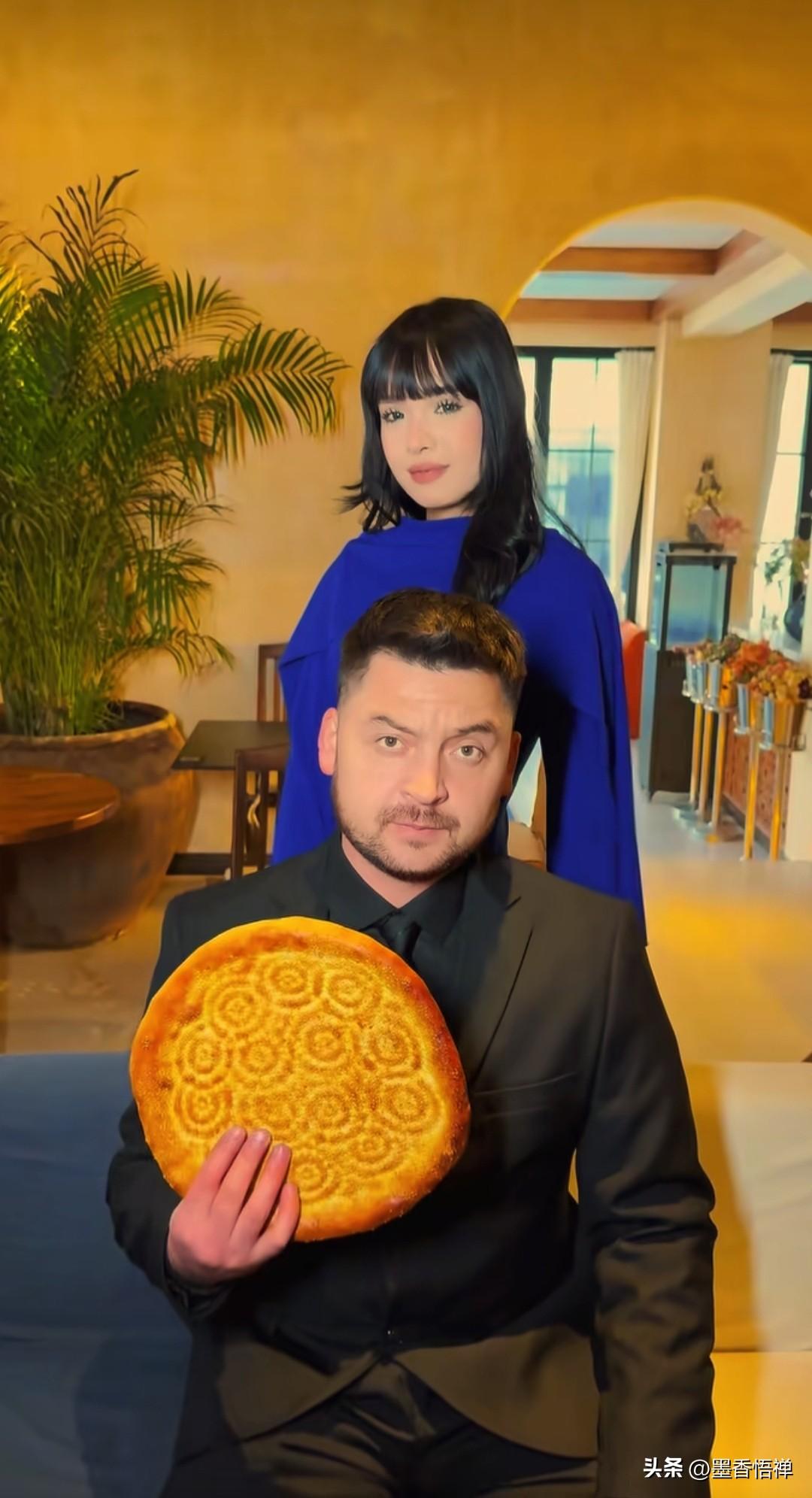 这个新疆小伙因长得像泽连斯基走红网络，他听到好多人说长得很像时，索性把自己的短视