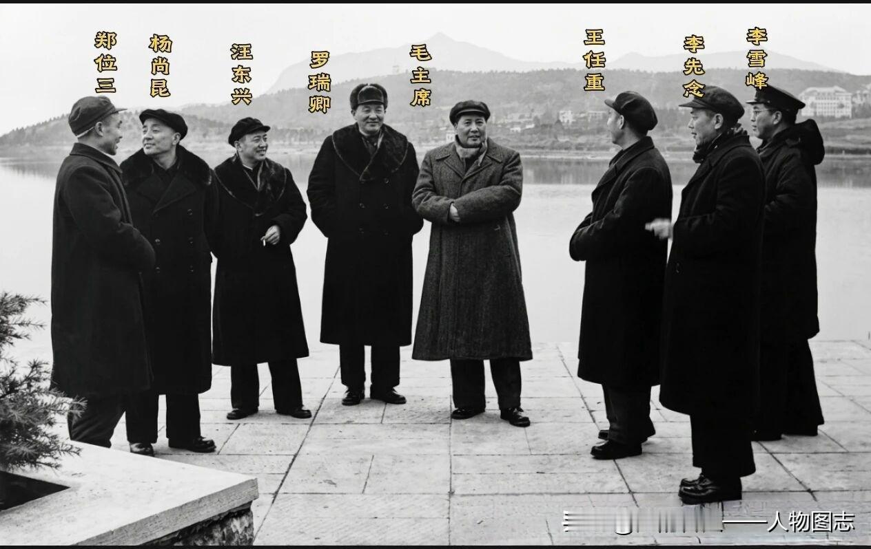 1953年2月18日上午，毛泽东建国后首次到武汉视察期间，乘木船游览武昌东湖（从