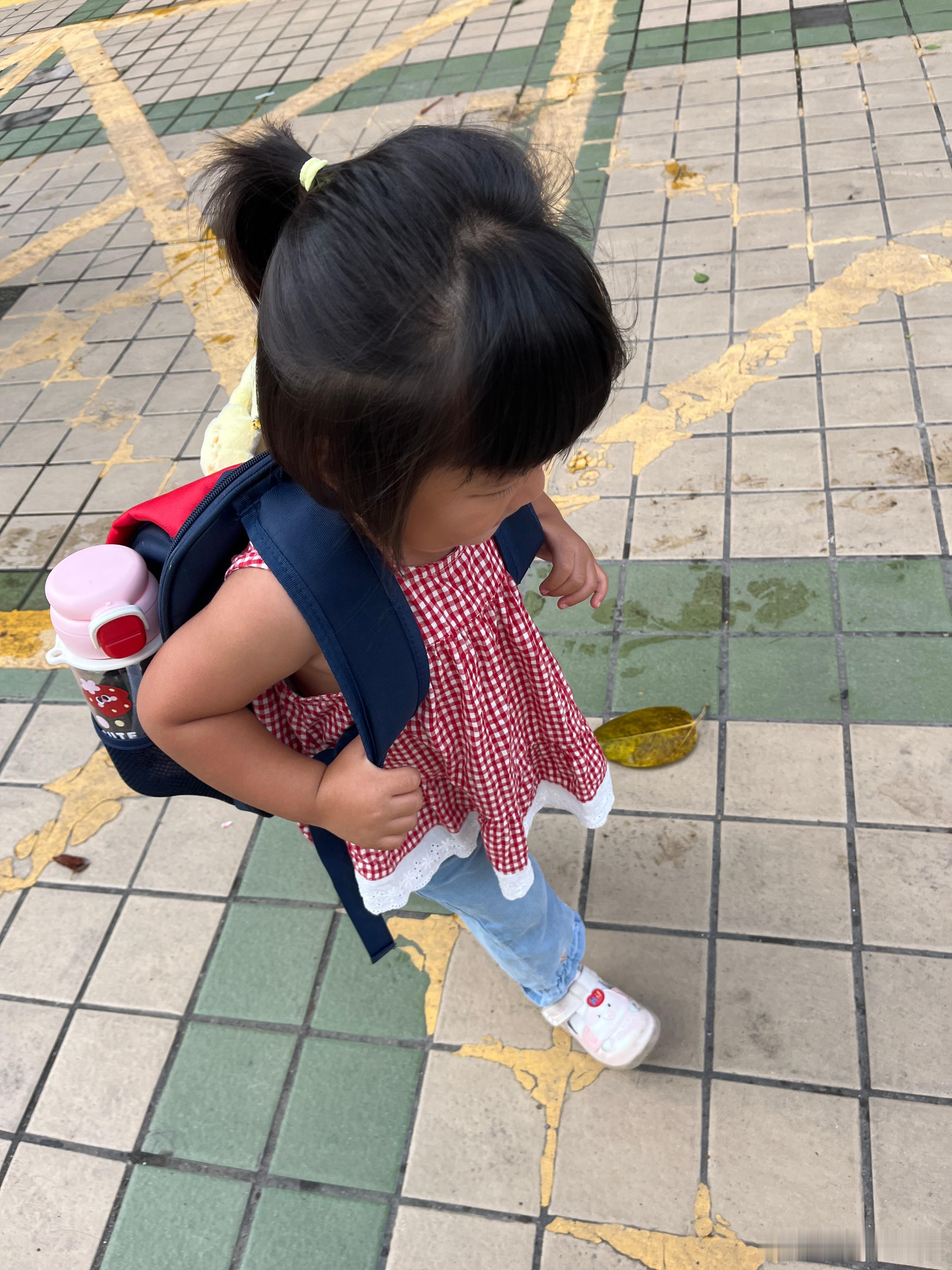 开开心心上学去。到了学校门口，和我拜拜，说妈妈你记得明天还接我，还分不清今天、明