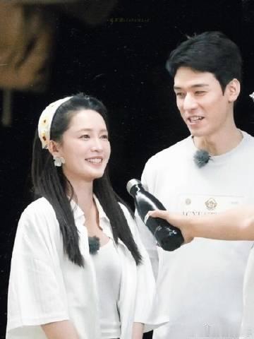 龚俊李沁牵手这段好嗑 龚俊学李沁低头的样子太可爱了，在滑梯边早早伸手接住李沁，两