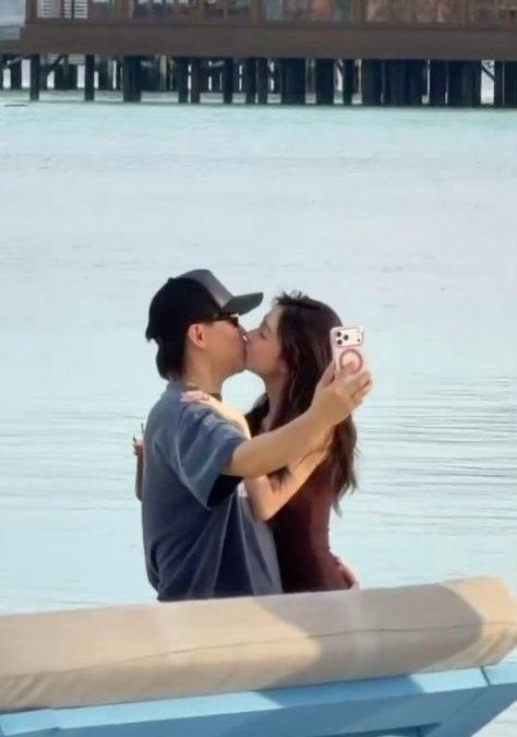 有网友曝胡彦斌易梦玲恋情，两人接吻视频传出。戴过同款手表，还一起去看了张一山话剧