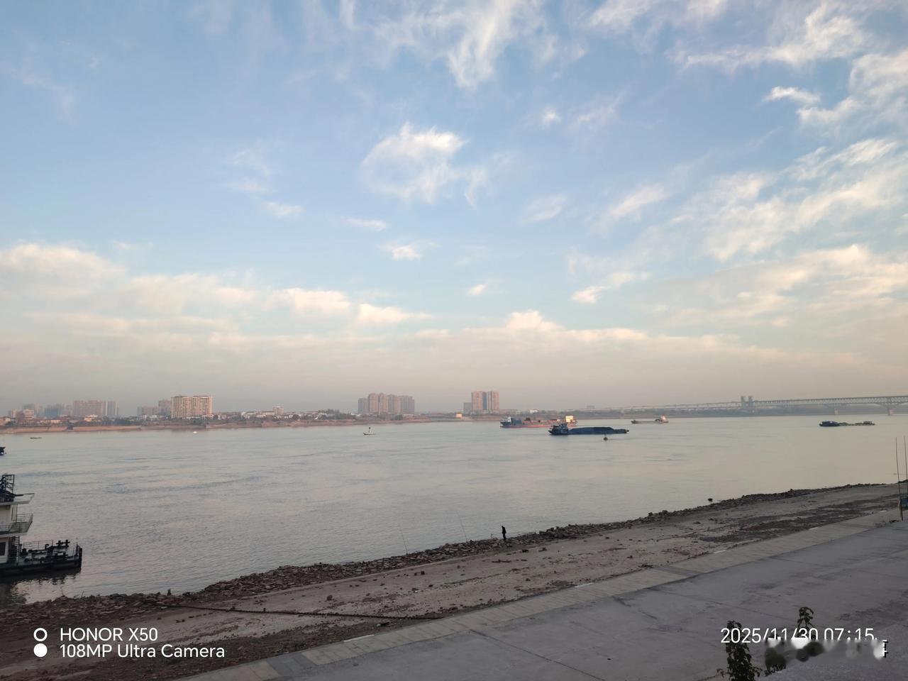 2025广州国际车展11月30日长江岸边晨练祝“2025广州国际车展”圆满成功