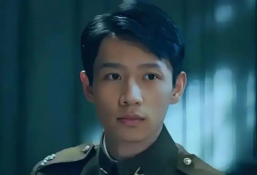 父亲被枪决时，母亲腹中的他只有三个月。他研究了一辈子历史，却从未公开谈论父亲一个